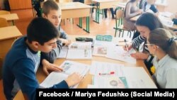 Учні школи в закарпатському селі Тур’ї Ремети на уроці німецької мови 