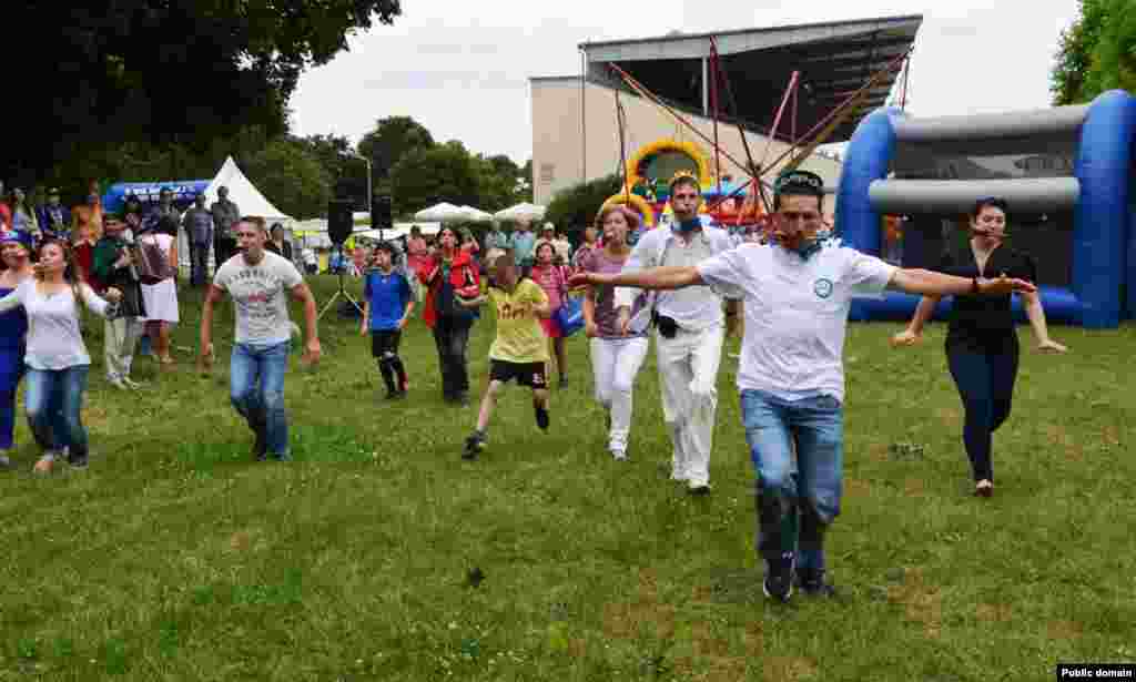 Авызга кашык кабып йомырка ташу