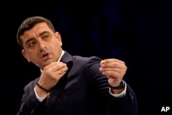 Кандидат у президенти Джордже Сіміон під час виборчих дебатів напередодні другого туру переголосування президентських виборів у Бухаресті, Румунія, 8 травня 2025 року