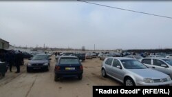 Авторынок в Худжанде. Архивное фото