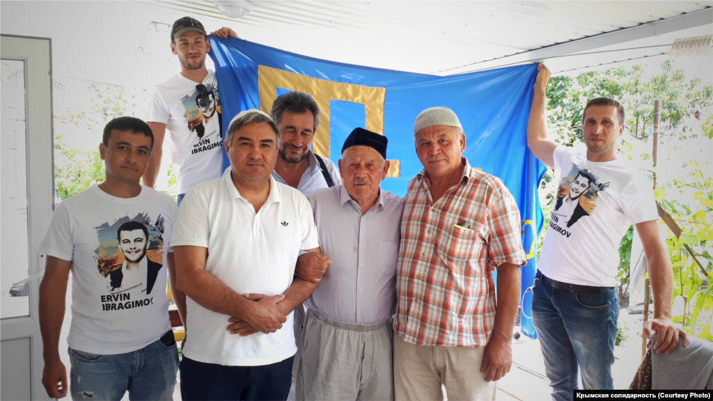 2020 senesi iyün ayı. Qırımtatar faalleri milliy areketniñ veteranı Ceppar Abducemilevge musafirlikke keldi. Ziyaretleri – bayraq kününe bağışlanğan marafonnıñ bir qısmı. Aktsiya iyünniñ 24-nde başladı ve bir qaç kün içinde iştirakçileri qırımtatar bayrağınen Qırımnı dolaştı. Finalda bayraq Qarasuvbazar rayonındaki Aq-Qayağa köterildi