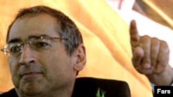 به باور آقای زيباکلام، «علت اختلاف و کدورتی که بين آنهاست، برمی گردد به لحن، گرايش و رويکردی که آقای احمدی نژاد از زمانی که رئيس جمهور شده در پيش گرفته است.» عکس از ایسنا