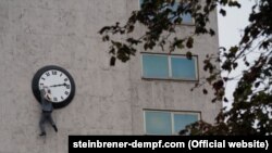 Специально для Виеннале на стене отеля Intercontinental в Вене, где располагается штаб-квартира фестиваля, художники Кристоф Штайнбренер и Райнер Демпф воспроизвели знаменитую сцену из фильма "Безопасность прениже всего!" (1923): Гарольд Ллойд висит на часах