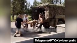 Пораненого російського військового заносять у лікарню в Рубіжному, що переобладнана на шпиталь