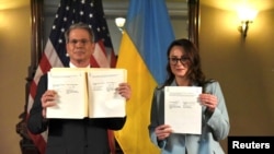 Вазири молияи ИМА Скот Бессант ва муовини аввали нахуствазири Украина Юлия Свириденко рӯзи 30 апрел созишномаи маъданҳоро имзо карданд