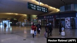 На вокзале в китайском городе Ухань, где была зарегистрирована первая вспышка пневмонии, вызванная новым видом коронавируса. 23 января 2020 года.