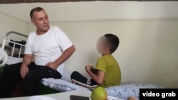 Мубориз Разоқиён бо падараш дар бемористон