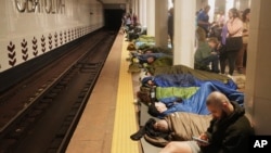 Жители Киева укрываются от российских бомбежек в метро.