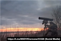 Російський військовий на Кінбурнській косі, березень 2025 року