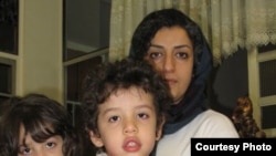 نرگس محمدی به همراه دو فرزندنش قبل از دستگیری (عکس از آرشیو).