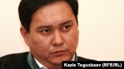 Талгат Садыков, судья Алмалинского районного суда Алматы, ведет дело об экстрадиции узбекских беженцев-мусульман. Алматы, 14 декабря 2010 года.  