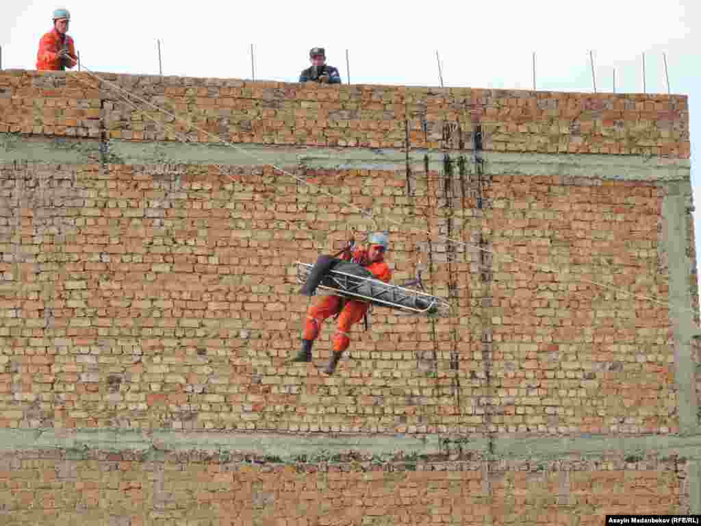 Машыгуу Каракол шаарынын батыш жагында бузулган имараттардын жанында орун алды.