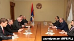 Сопредседатели Минской группы ОБСЕ в Степанакерте ведут переговоры с президентом Нагорного Карабаха Бако Саакяном, 19 марта 2013 г. 