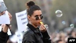 Девушка дует в свисток во время протестов сербской молодежи, не согласной с результатами президентских выборов. Белград, 4 апреля 2017 года