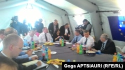 В целом сегодняшняя встреча в Эргнети выдалась самой непродолжительной по времени за многие последние месяцы. Стороны заседали в палатке переговоров всего четыре часа, хотя обычно такие встречи длятся гораздо дольше