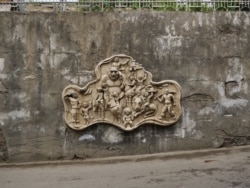 Барельєф радянської епохи в житловому кварталі Тбілісі