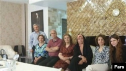  فائزه هاشمی در کنار فریبا کمال آبادی از رهبران زندانی بهایی