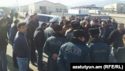 Полицейские призывают протестующих открыть дорогу, 9 января 2018 г.