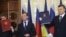 Президент України Віктор Янукович і його російський колега Дмитро Медведєв після підписання нової газової угоди в Харкові, 21 квітня 2010 року