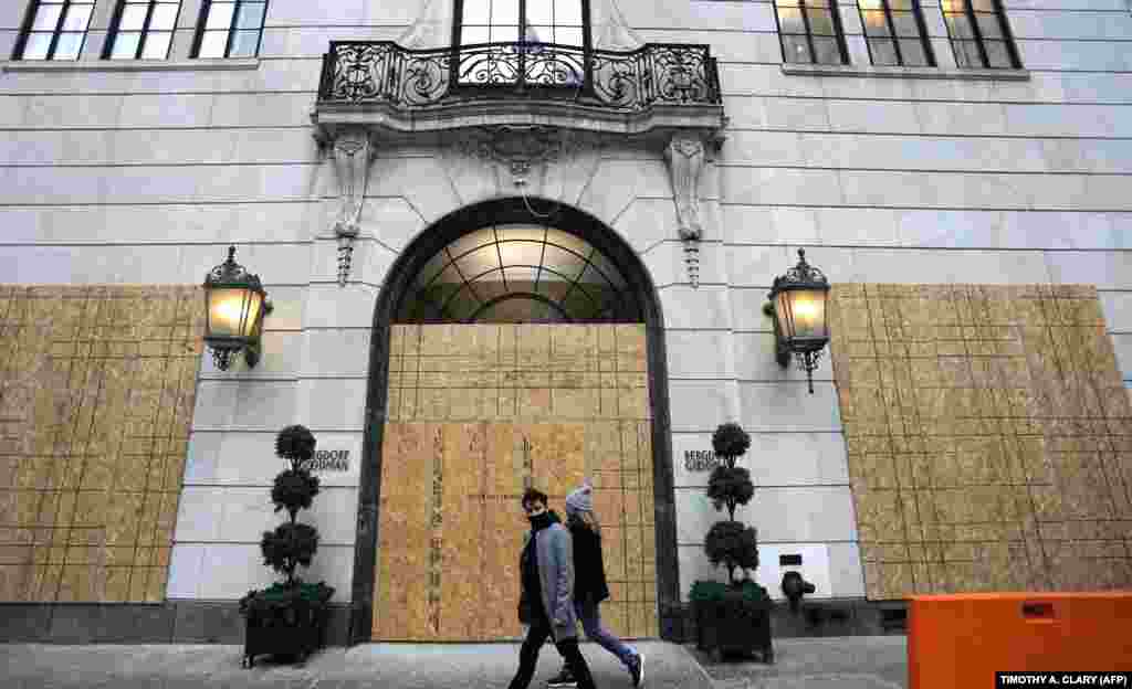 Вікна і двері крамниці Bergdorf Goodman на 5-й авеню в Нью-Йорку забиті дошками. 1 листопада 2020 року