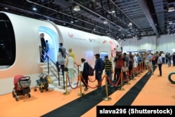 بازدیدکنندگان از نمایشگاه موتور دوبی در نوامبر ۲۰۱۹ در حال بازدید از نسخه آزمایشی هایپرلوپِ ویرجین یک