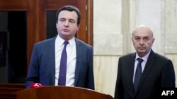 Isa Mustafa (right), leader of the Democratic League of Kosovo (LDK), is seeking a no-confidence vote against the government of Prime Minister Albin Kurti (left).
