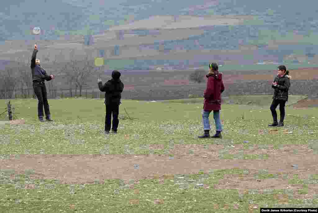 Dərsdən sonra azərbaycanlı və erməni uşaqlar birlikdə oynayırlar.&nbsp;
