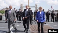 European Council President Antonio Costa, Britain's Prime Minister Keir Starmer and President of the European Commission Ursula von der Leyen walk during a visit to HMS Sutherland in central London, following the UK-EU Summit on May 19, 2025.