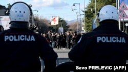 Сьвятары і вернікі Сэрбскай праваслаўнай царквы на мосьце перад будынкам парлямэнту перад пачаткам галасаваньня, 26 сьнежня 2019 