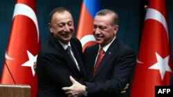 Турция -- президент Азербайджана Ильхам Алиев (слева) и президент Турции Реджеп Эрдоган на переговорах в Анкаре (архив)
