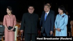 رهبران دو کره به همراه همسرانشان در پانمونجوم