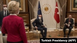 Европа Комиссиясынын президенти Урсула фон дер Ляйен (солдон оңго), Европа Кеңешинин төрагасы Шарл Мишел жана түрк президенти Режеп Тайып Эрдоган. Анкара. 2021-жылдын 6-апрели.