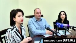 Слева направо: Член фракции «Еркир цирани» Совета старейшин Еревана Анна Агекян, заместитель председатель партии «Еркир цирани» Карапет Агаджанян и член фракции Марина Хачатрян, Ереван, 26 июня 2017 г. 