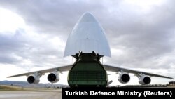 ورود بخشی از سامانه اس۴۰۰ به فرودگاه آکینچی (مرتد) در ترکیه