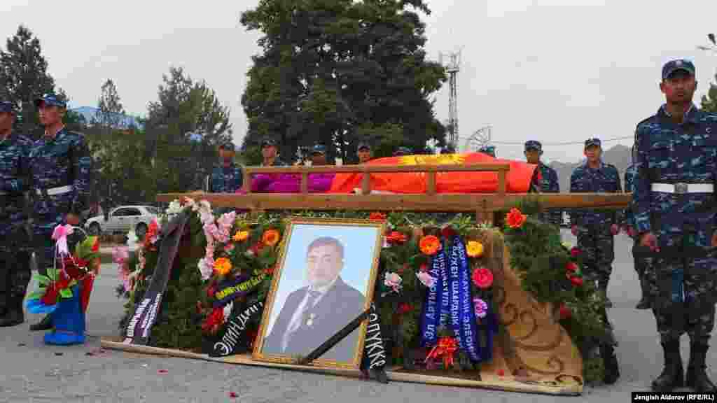 Баткен шаарынын борбордук аянтындагы зыйнатка беш миңдей киши чогулду.