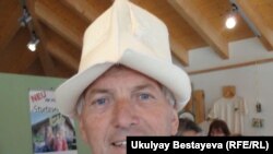 Фермер Ганс (Ханс) Цоллман в кыргызском колпаке. Германия, Вальдбрун, 15 мая 2011 года.