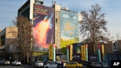 Огромный пропагандистский баннер с изображением запущенной ракеты с надписью на фарси "Смерть Америке!" на площади Палестины в центре Тегерана. 18 января 2024 года. Надпись вверху гласит на фарси и иврите: "Готовьте гробы!"