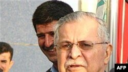 جلال طالبانی به عنوان رهبر شورشيان کرد عراق، طی سال های طولانی جنگ ايران و عراق، از حمايت ايران برخوردار بود.