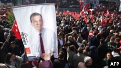 Թուրքիա - Ստամբուլի բանտարկված քաղաքապետ Էքրեմ Իմամօղլուի մեծադիր դիմանկարը Անկարայում ընդդիմության ցույցի ժամանակ, արխիվ