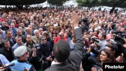 Мелкие и средние предприниматели во время акции протеста перед  зданием правительства, Ереван, 2 октября 2014 г.