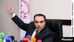 Секретарь Совета национальной безопасности Армении, председатель партии «Оринац еркир» Артур Багдасарян на пресс-конференции, Ереван, 16 марта 2010 г.