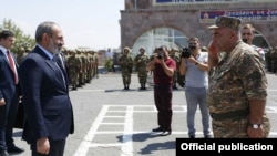 Նիկոլ Փաշինյանը մասնակցում է ոստիկանական զորքերի հերթափոխի՝ սահմանագիծ մեկնելու արարողությանը, 23-ը օգոստոսի, 2018 թ․ 