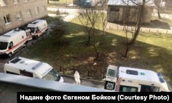 Черга машин швидкої допомоги