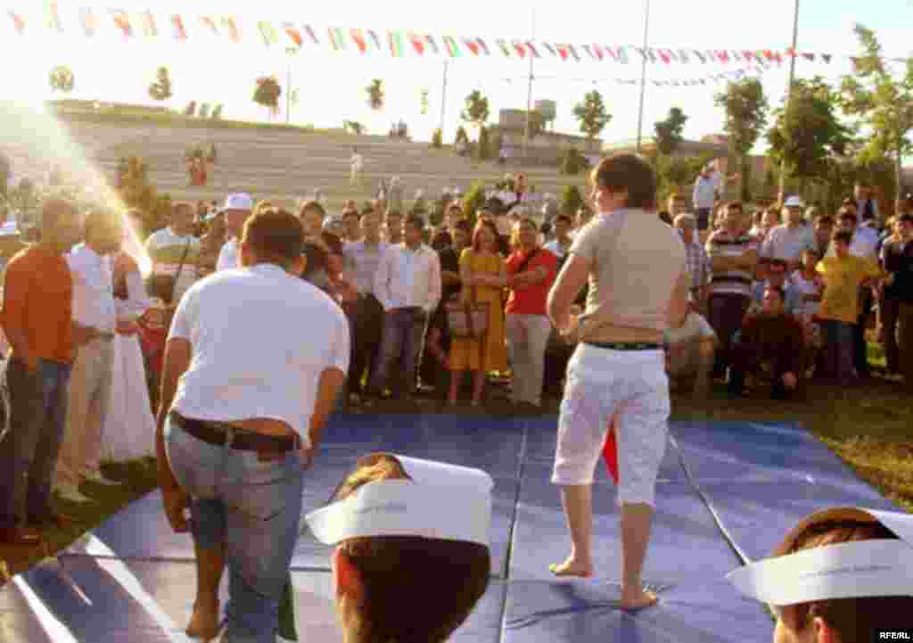 İstanbul Sabantuyı - 2009 - İstanbulda Topkapı mädäniät parkında uzgan tatar sabantuyı. Selman Yeşil fotoları © tawish.org