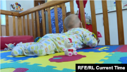 Балдар үйүндөгү наристе. 