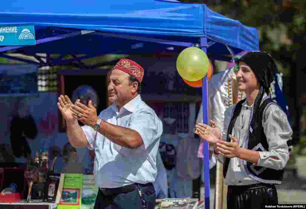 Бишкектеги мамлекетти негиздөөчүлөрдүн аллеясында Кыргызстанда жашаган ар улуттун өкүлдөрүнүн көргөзмөсү өтүүдө.&nbsp;