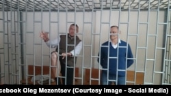 Украинские граждане обвиняются в том, что, будучи членами организации УНА-УНСО, в конце 1994-го – начале 1995 года якобы воевали против российских федеральных сил в составе вооруженных формирований самопровозглашенной Чеченской Республики Ичкерия