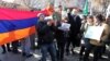 Участники акции протеста перед президентским дворцом, Ереван, 29 декабря 2011 г.