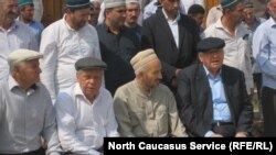 Дагъистаналъул цΙияв устар ГΙабдулаев АхΙмад-хΙажи цеве республикаялъул нухмалъулевлъун вукΙарав МухΙамадов МухΙамадгΙалигун цадахъ ЧΙикΙаса устар СагΙид-Апандиясул кверкьеялда. 2012 соналъул августалда.