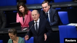 Канцлер Німеччини Олаф Шольц відповідає на запитання законодавців під час пленуму нижньої палати парламенту в Бундестазі, Берлін, Німеччина, 13 березня 2024 року